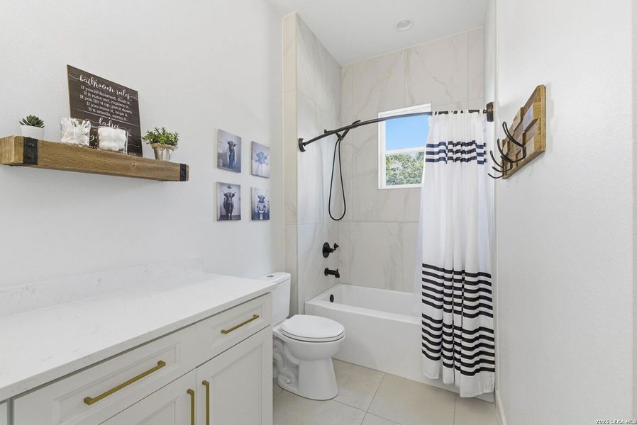 Furnished interior view inside a new home in , Bandera (Image 52).