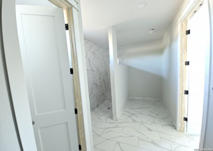 Spacious, unfurnished interior of a new home in , Bandera (Image 7).