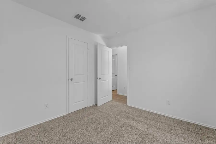 Spacious, unfurnished interior of a new home in Valverde, Bastrop (Image 15).