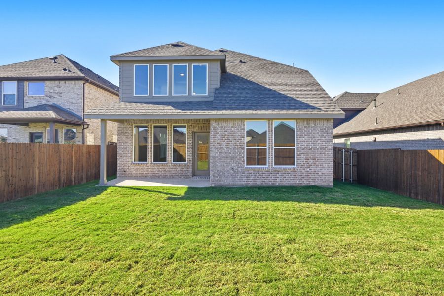 Exterior details and patio area of a home in Elevon, Lavon (Image 27).
