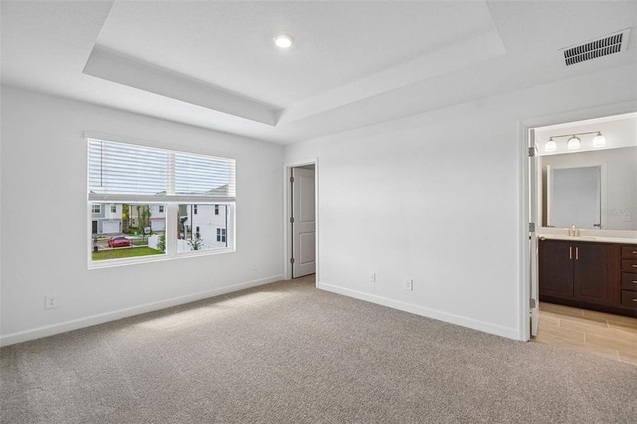 Spacious, unfurnished interior of a new home in , Tampa (Image 18).