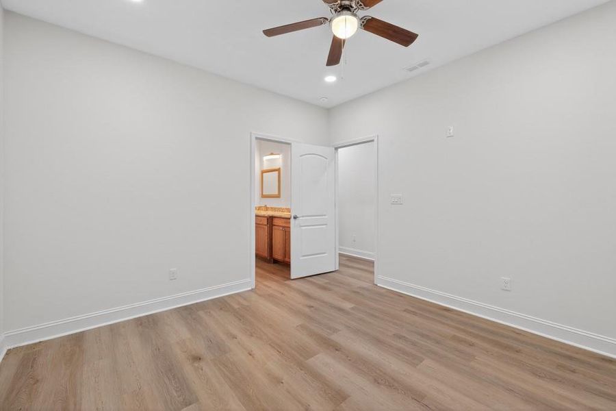 Spacious, unfurnished interior of a new home in , Oxford (Image 21).