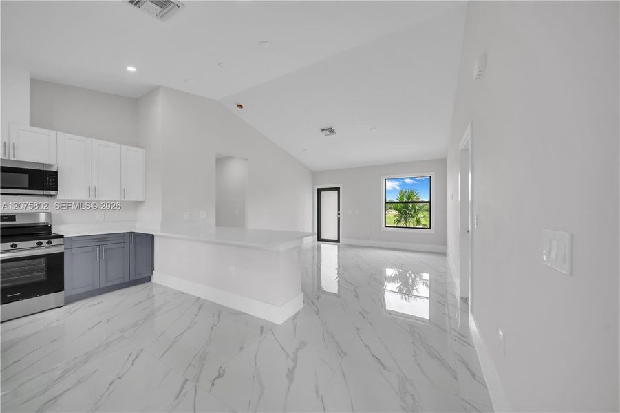 Spacious, unfurnished interior of a new home in , Lehigh Acres (Image 13).
