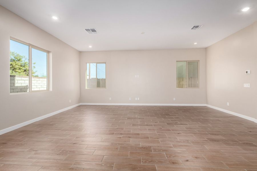 Spacious, unfurnished interior of a new home in Rialta, Mesa (Image 8).