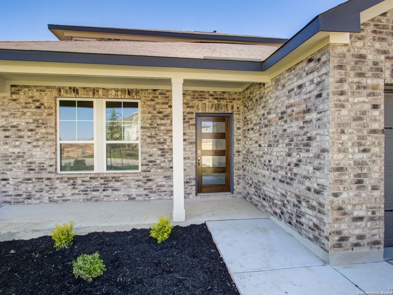 Exterior details and patio area of a home in Comanche Ridge, San Antonio (Image 3).