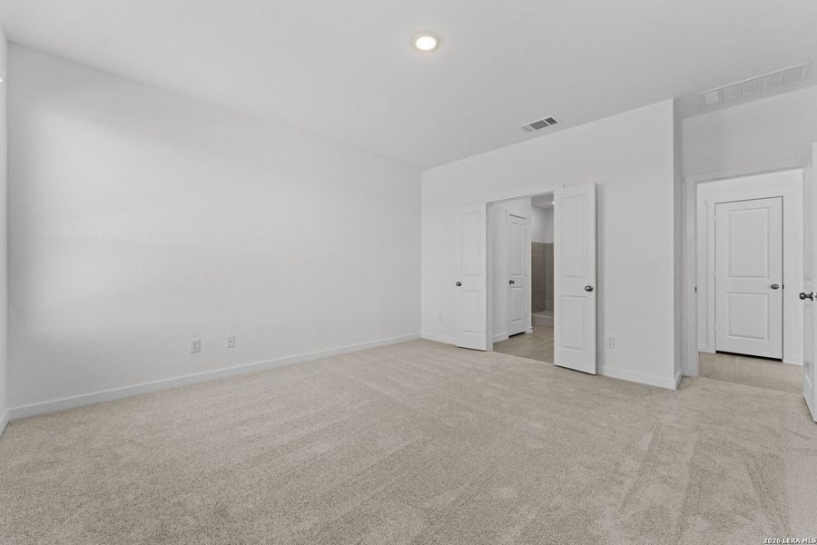 Spacious, unfurnished interior of a new home in Voss Farms, New Braunfels (Image 11).