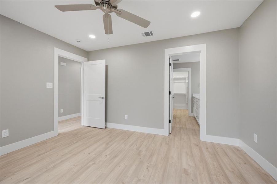 Spacious, unfurnished interior of a new home in , Sherman (Image 19).