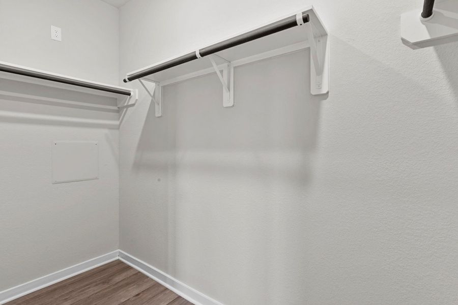 Spacious, unfurnished interior of a new home in Laurel Landing 40', Alvin (Image 14).