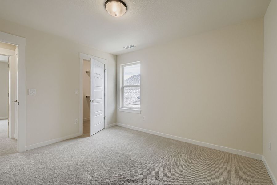 Spacious, unfurnished interior of a new home in Sterling Ranch 50s, Colorado Springs (Image 24).