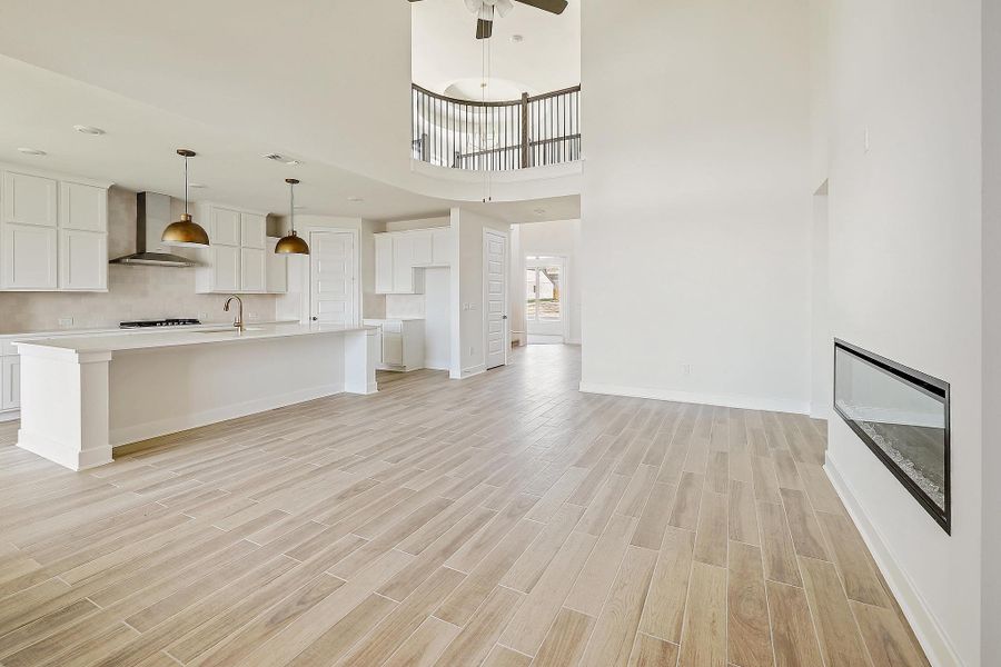 Spacious, unfurnished interior of a new home in Lakeside at Tessera - 50', Lago Vista (Image 11).