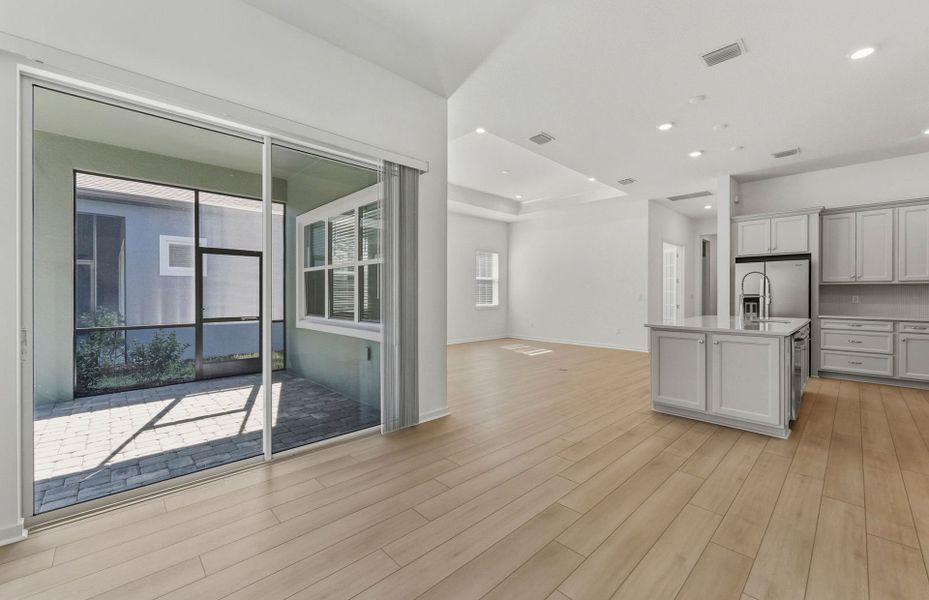 Spacious, unfurnished interior of a new home in Del Webb River Reserve, Spring Hill (Image 17).