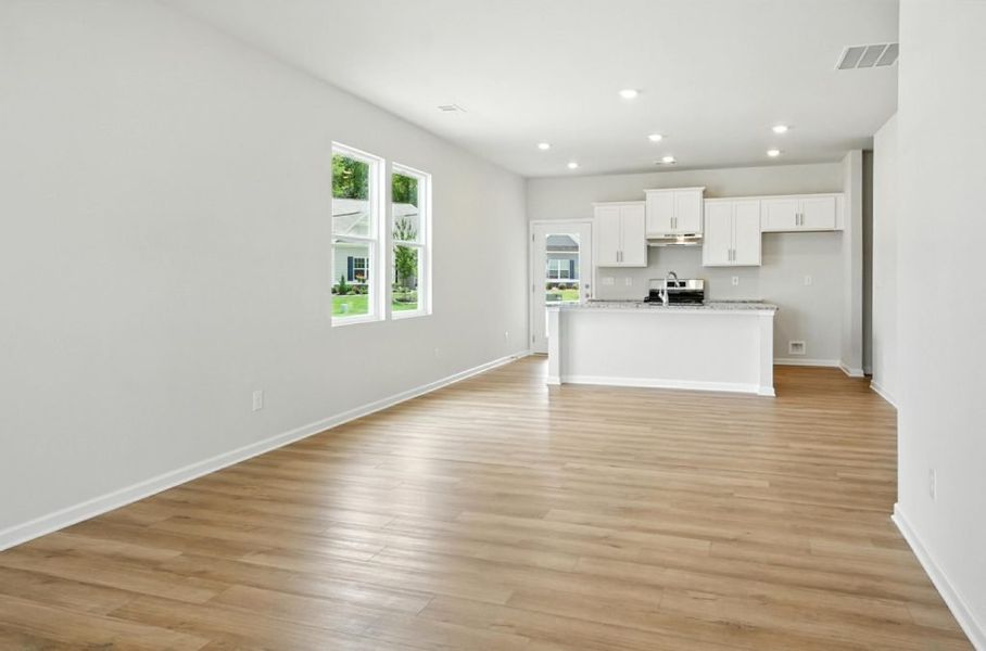 Spacious, unfurnished interior of a new home in Villages at Cedar Hill, Dallas (Image 3).