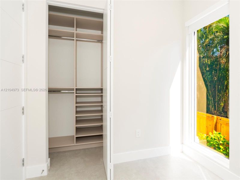 Spacious, unfurnished interior of a new home in , Fort Lauderdale (Image 25).