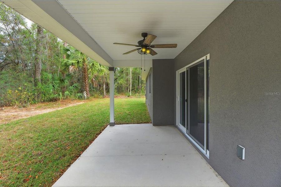 Exterior details and patio area of a home in , Dunnellon (Image 3).