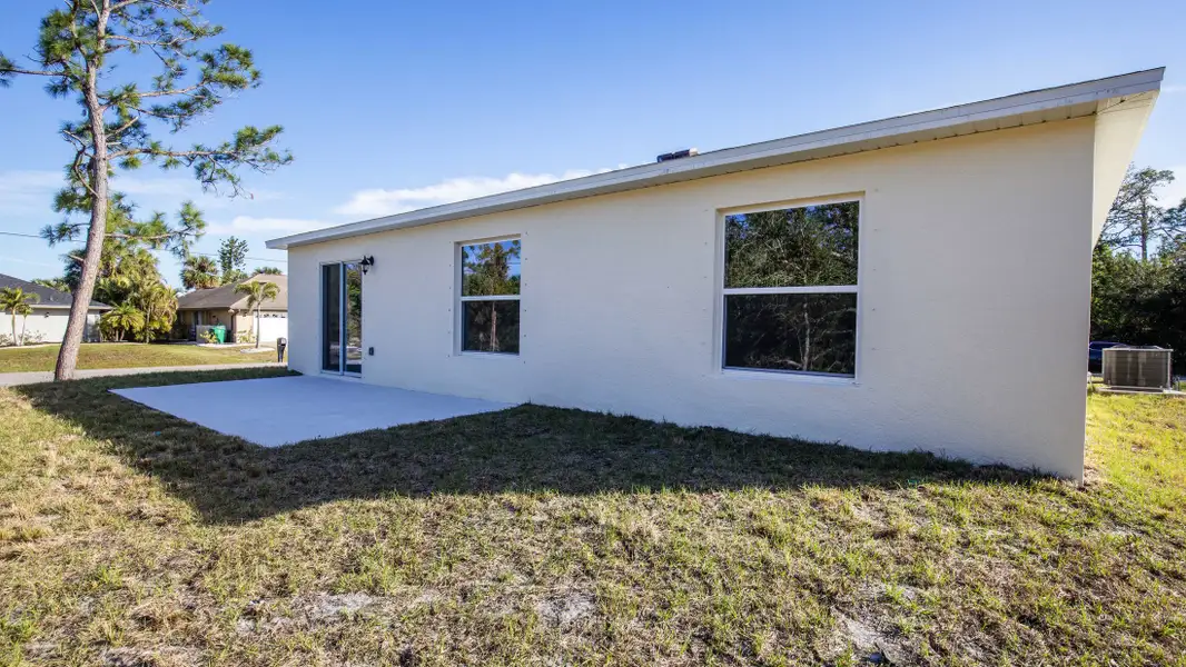 Exterior details and patio area of a home in Royal Highlands, Weeki Wachee (Image 3).