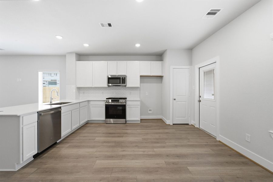 Furnished interior view inside a new home in Bay Creek, Baytown (Image 8).