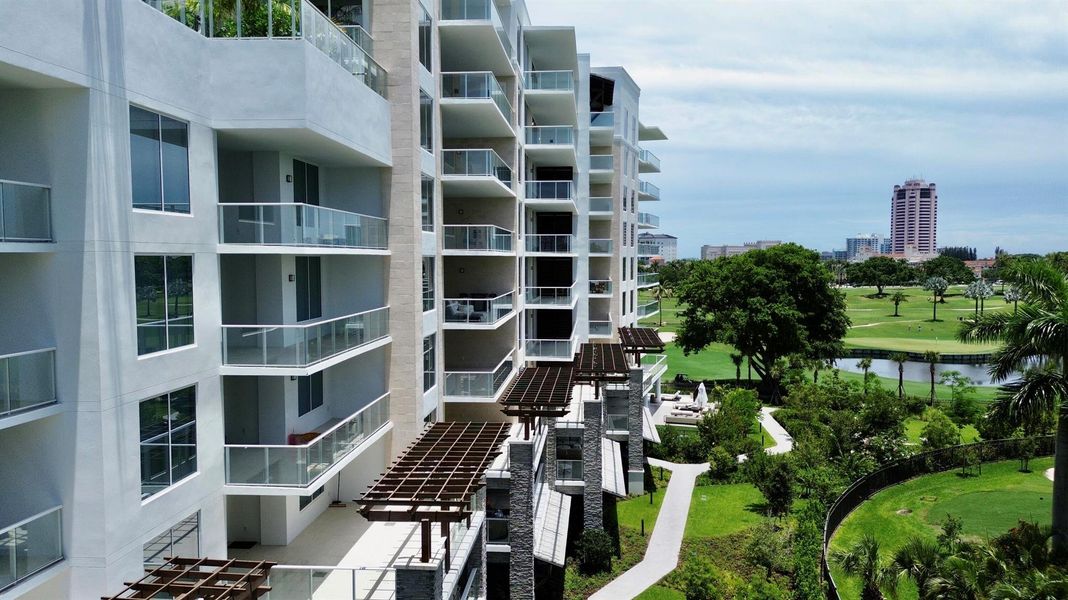 Condo located in Boca Raton, FL showcasing its design and architecture (Image 5).