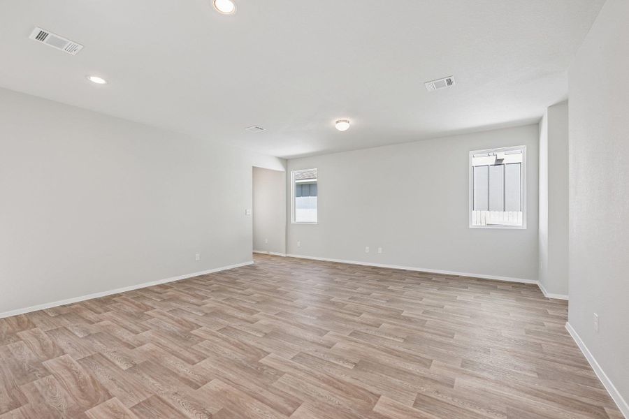 Spacious, unfurnished interior of a new home in Harvest Ridge, Elgin (Image 15).