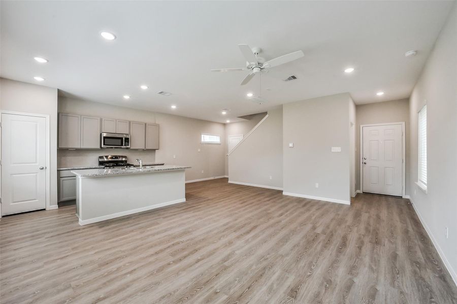Spacious, unfurnished interior of a new home in , Houston (Image 17).