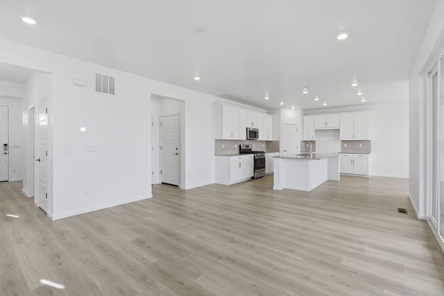 Spacious, unfurnished interior of a new home in Sterling Ranch Ascent Village, Littleton (Image 13).