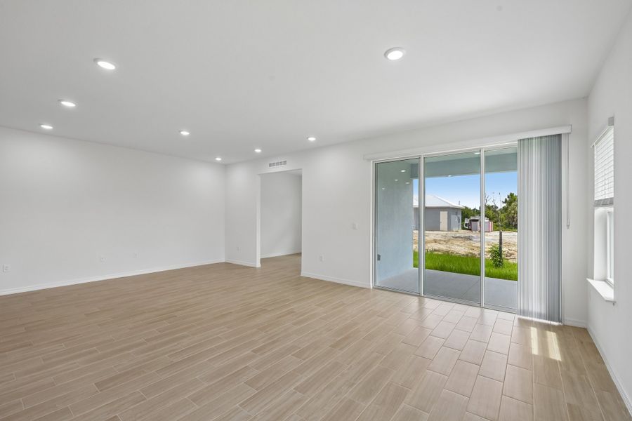 Spacious, unfurnished interior of a new home in Port Charlotte, Port Charlotte (Image 39).