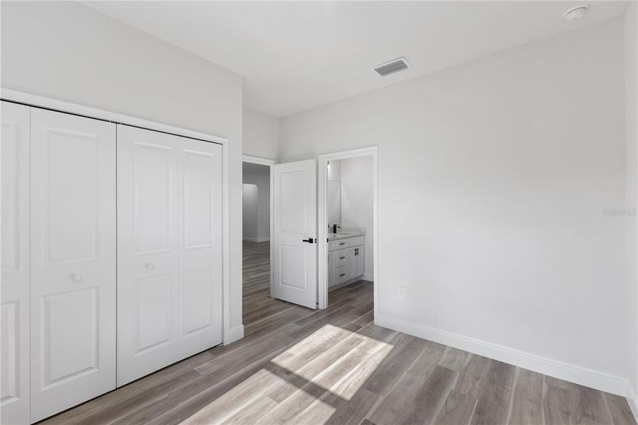 Spacious, unfurnished interior of a new home in , Ocala (Image 10).