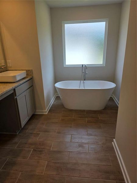 Spacious, unfurnished interior of a new home in Creekbend Overlook, South Fulton (Image 18).