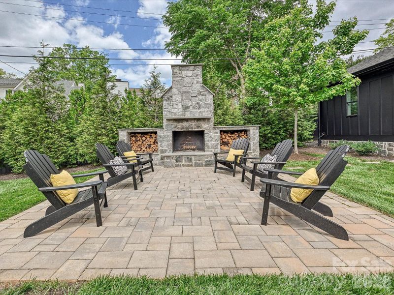 Fireplace/ Patio