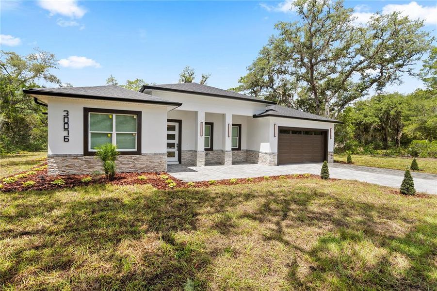 Exterior details and patio area of a home in , Eustis (Image 4).