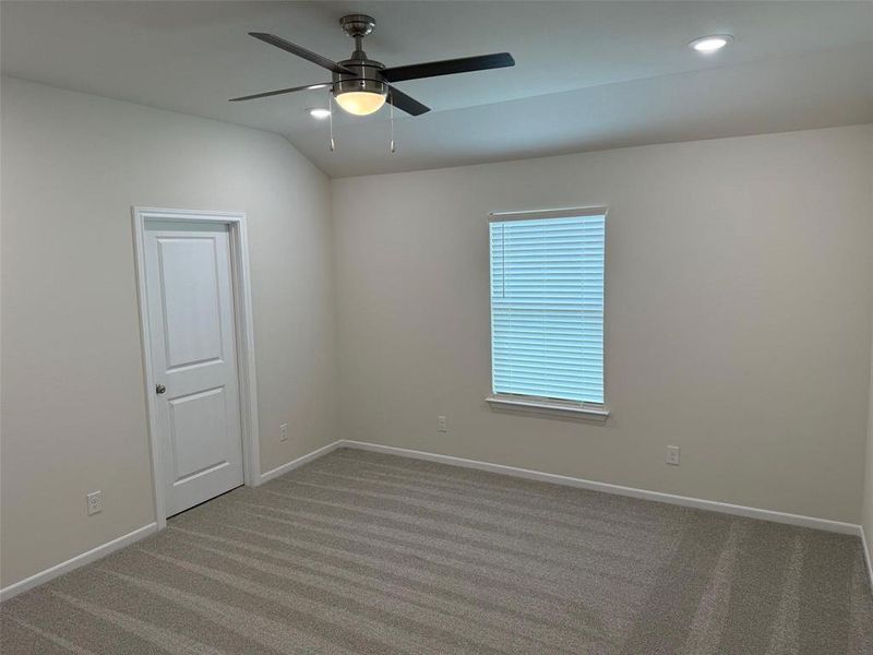 Spacious, unfurnished interior of a new home in , Sherman (Image 13).