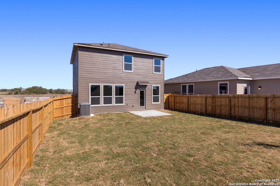 Exterior details and patio area of a home in Punta Verde, Converse (Image 2).