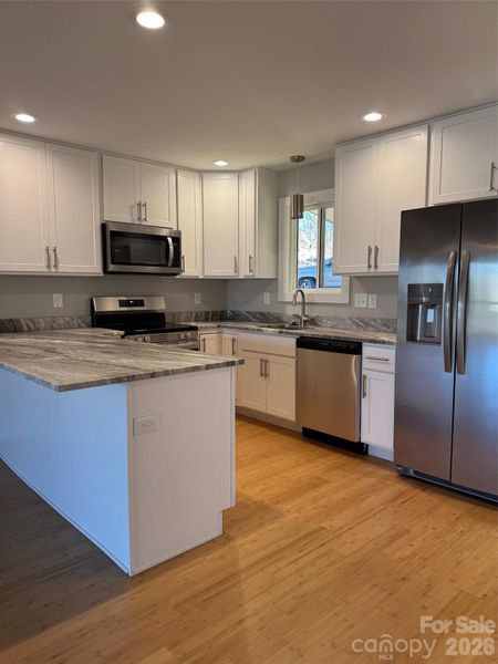 Kitchen with Island/ Peninsula Kitchen with Island/ Peninsula