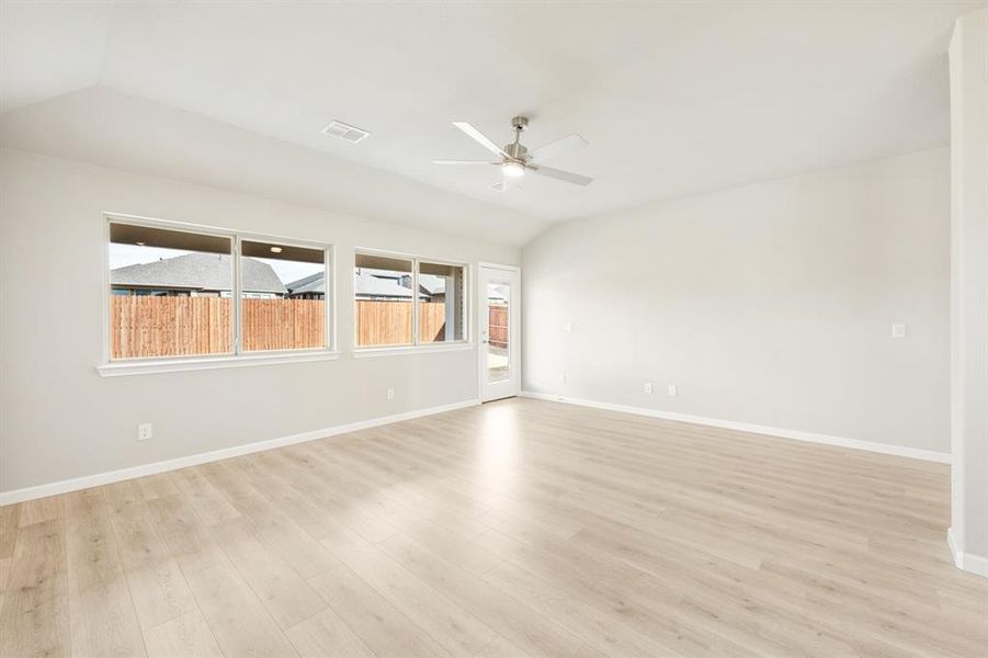 Spacious, unfurnished interior of a new home in Eagle Glen Elements, Alvarado (Image 18).