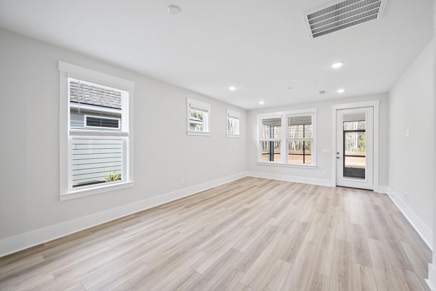Spacious, unfurnished interior of a new home in Del Webb Charleston at Nexton, Summerville (Image 9).