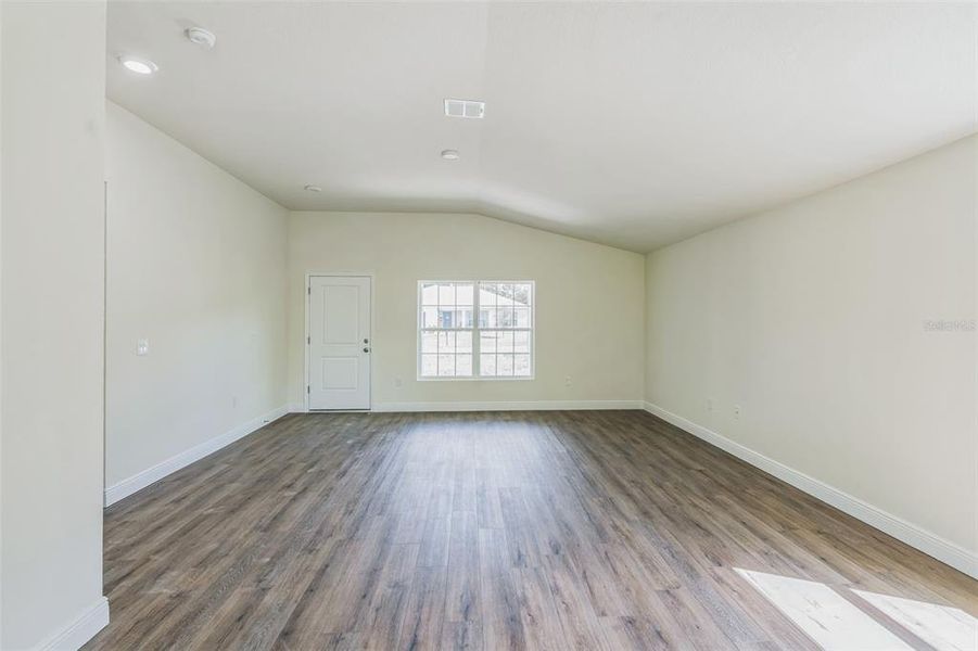 Spacious, unfurnished interior of a new home in , Ocala (Image 6).