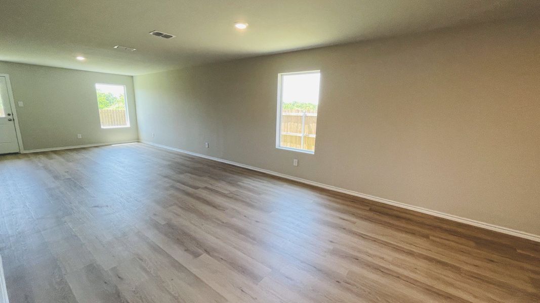 Spacious, unfurnished interior of a new home in Sunnycreek, Fort Worth (Image 5).