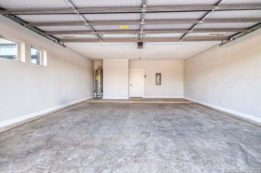 Spacious, unfurnished interior of a new home in , Uvalde (Image 19).