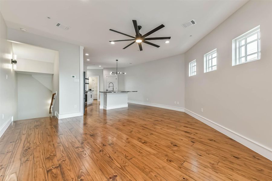 Spacious, unfurnished interior of a new home in , Galveston (Image 18).