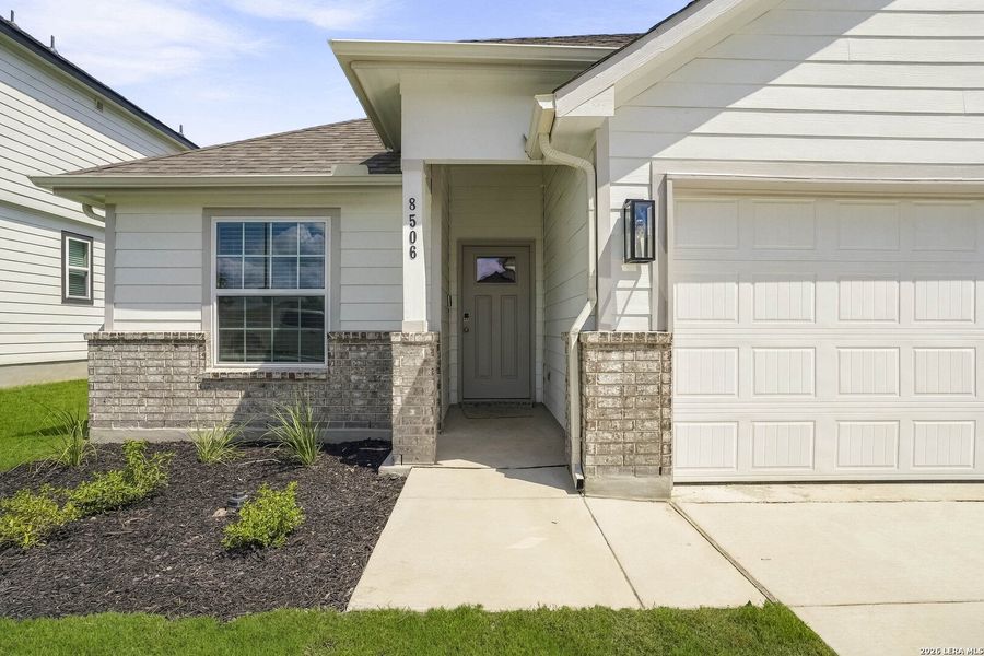 Exterior details and patio area of a home in Cinco Lakes, San Antonio (Image 20). Exterior details and patio area of a home in Cinco Lakes, San Antonio (Image 20).