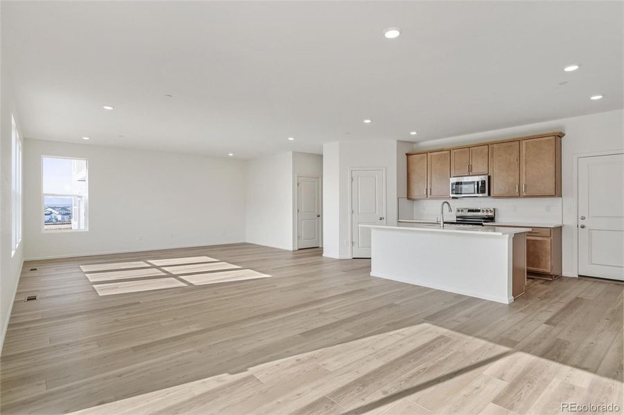Spacious, unfurnished interior of a new home in Turnberry, Commerce City (Image 16).
