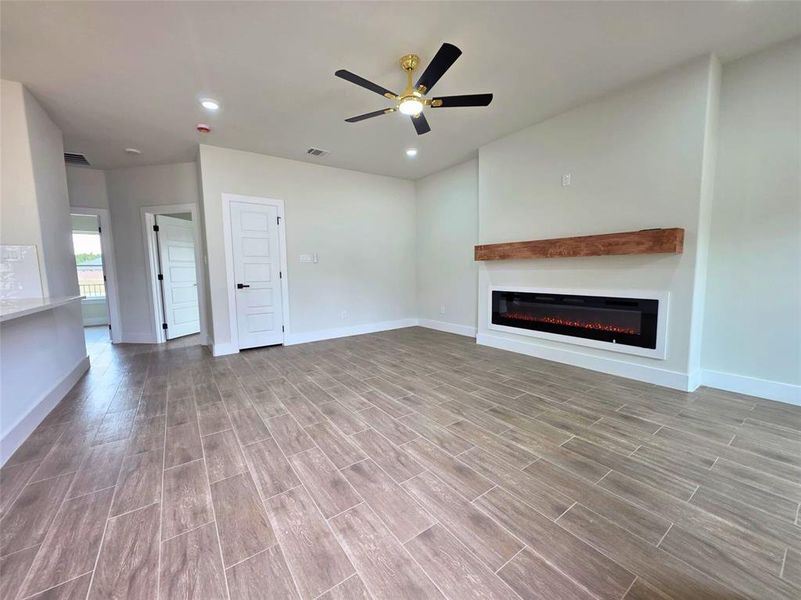 Spacious, unfurnished interior of a new home in , Granbury (Image 18).