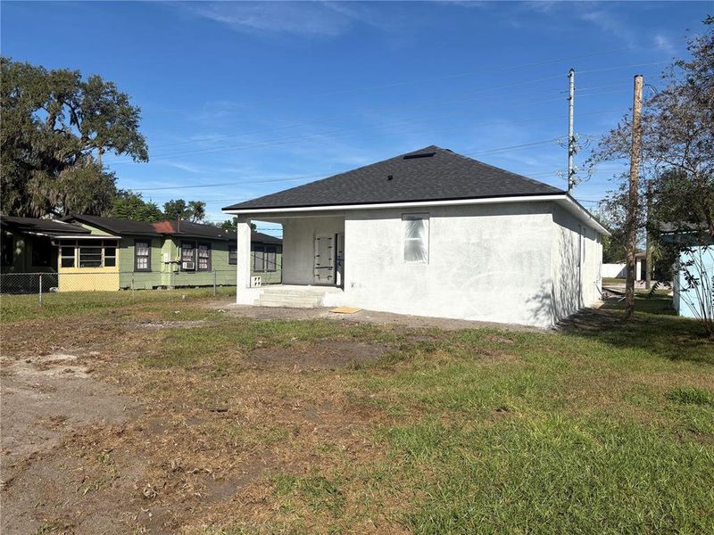 Exterior details and patio area of a home in , Lakeland (Image 6).