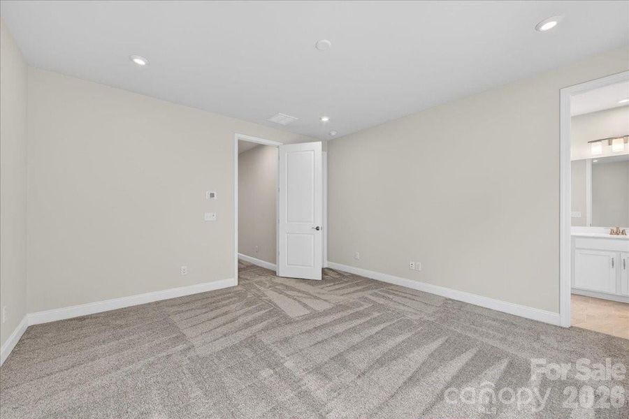 Light filed primary en suite