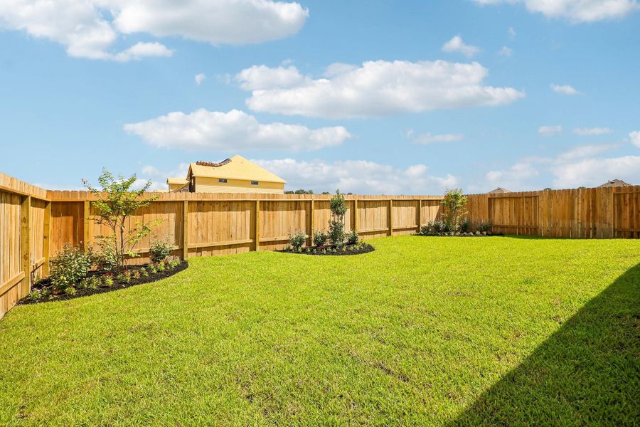 Amazing backyard with lush landscaping! Amazing backyard with lush landscaping!