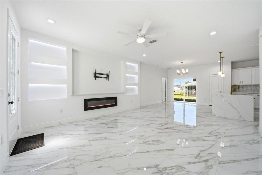 Spacious, unfurnished interior of a new home in , Altamonte Springs (Image 19).