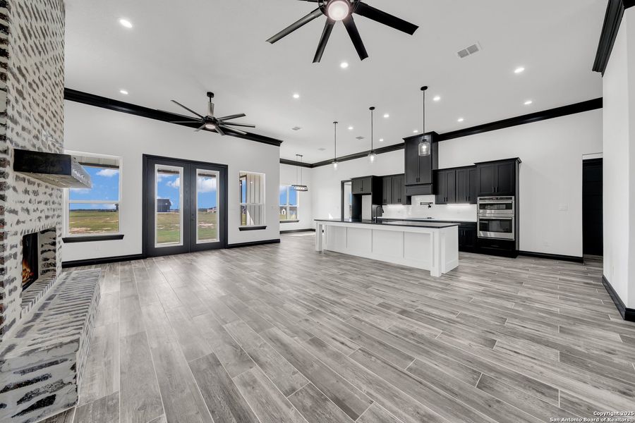 Spacious, unfurnished interior of a new home in , La Vernia (Image 40).