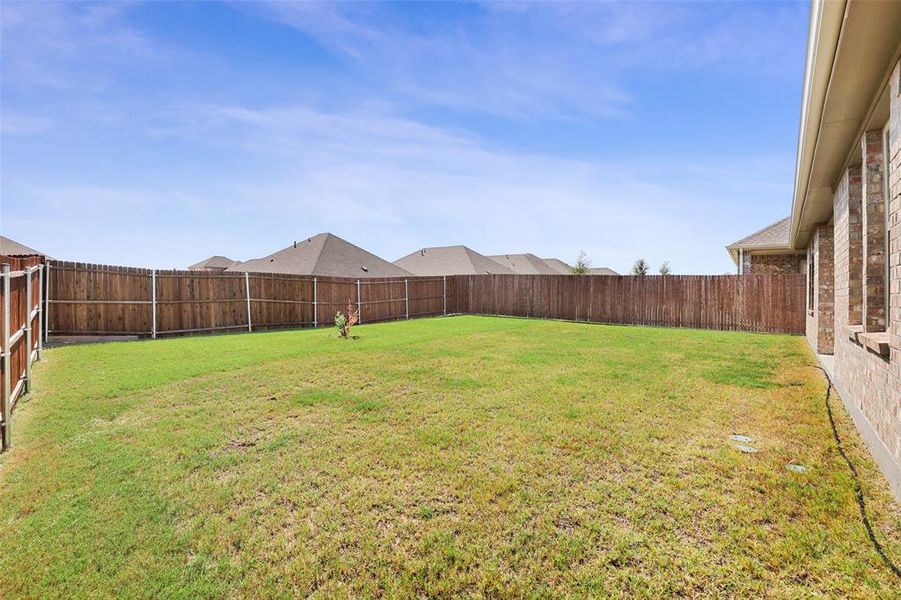 Exterior details and patio area of a home in , Lavon (Image 1).