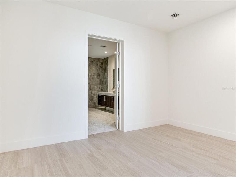Spacious, unfurnished interior of a new home in , Tampa (Image 26).