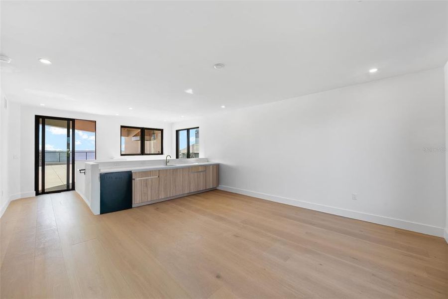 Spacious, unfurnished interior of a new home in , Tampa (Image 20).