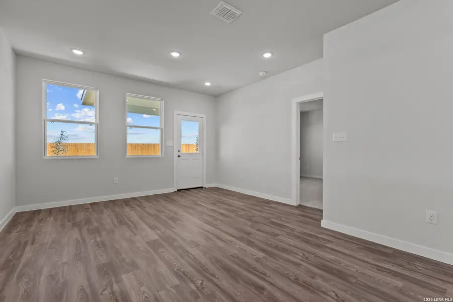 Spacious, unfurnished interior of a new home in Mesa Vista, San Antonio (Image 11).